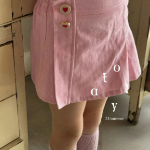 Pink pleated skirt